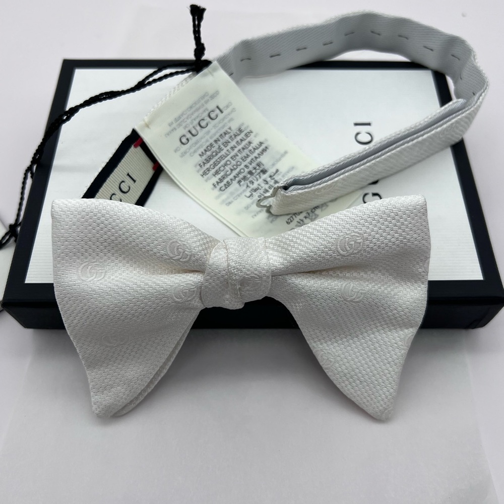 NWT 100% Authentic Gucci Men’s White GG Logo Print Bow Tie